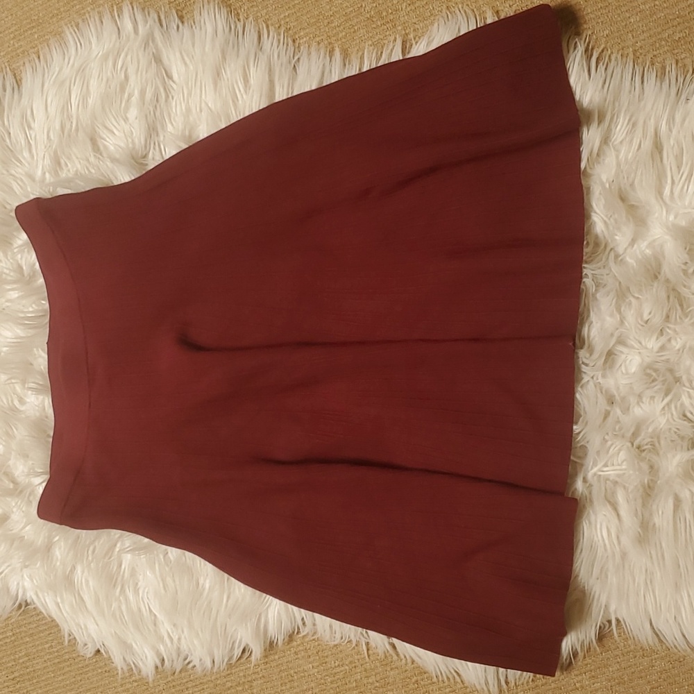 Chelsea and Theodore Burgundy Ribbed, Pleat Knit A-line Midi Skirt Size M - Picture 3 of 5